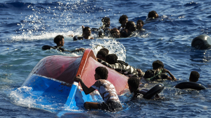 Čamac sa izbeglicama iz Libije prevrnuo se u Mediteranu: 17 osoba spaseno, 30 se vodi kao nestalo