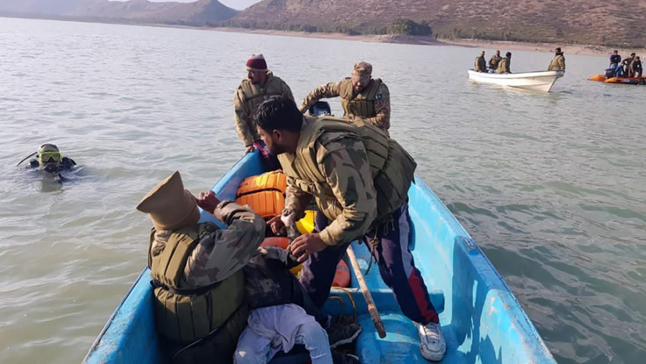 Izvučena tela 49 dece koja su se utopila u jezeru u Pakistanu, nastradali i učitelj i vozač broda