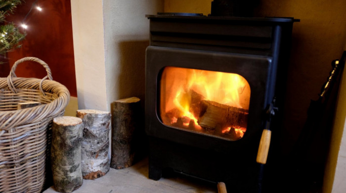 Nove mere Britanije protiv zagađenja: Vlasnici peći na drva mogli bi da budu kažnjavani sa 300 funti