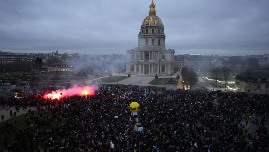 Francuska vlada ne odustaje odluke o penzijama: Veliki protesti znače da moramo da objašnjavamo reformu