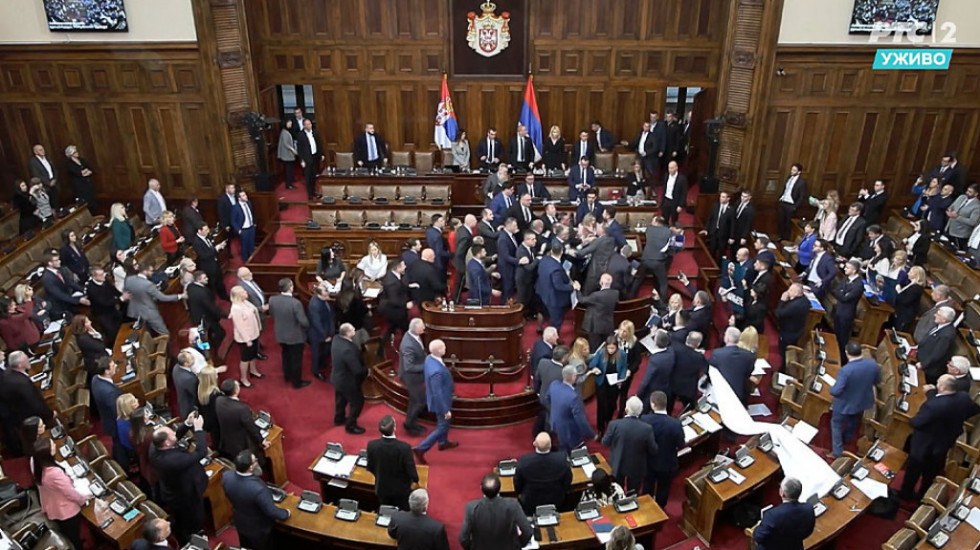 (UŽIVO) Incident u Skupštini tokom sednice o Kosovu: Guranje i koškanje velike grupe poslanika ispred govornice VIDEO
