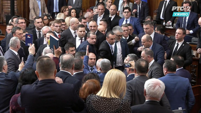 Napeta atmosfera, zapaljiva retorika i gomila uvreda: Regularne stavke na zasedanjima srpskog parlamenta