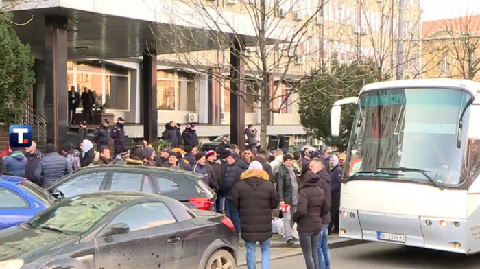Protest ispred ministarstva završen prosipanjem mleka niz ulicu, Tanasković: Mere za pomoć stočarima jedan od prioriteta