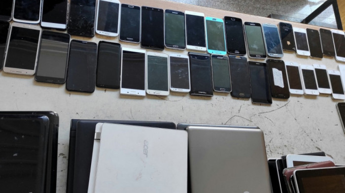 Carinici kod jednog putnika na Gradini pronašli kofere pune računara i mobilnih telefona