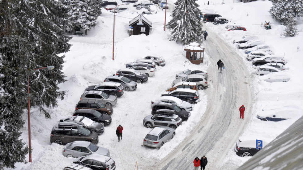 Sneg i led na kolima: Stručnjak otkriva najčešće greške pri odleđivanju i čišćenju auta – i kako to pravilno raditi