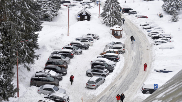 Sneg i led na kolima: Stručnjak otkriva najčešće greške pri odleđivanju i čišćenju auta – i kako to pravilno raditi