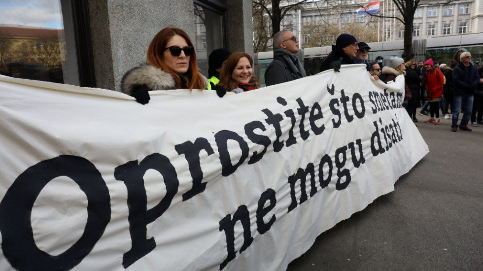"Oprostite što smetam, ne mogu da dišem": Protest u Zagrebu zbog smrti novinara i "sistema koji ga je ubio"