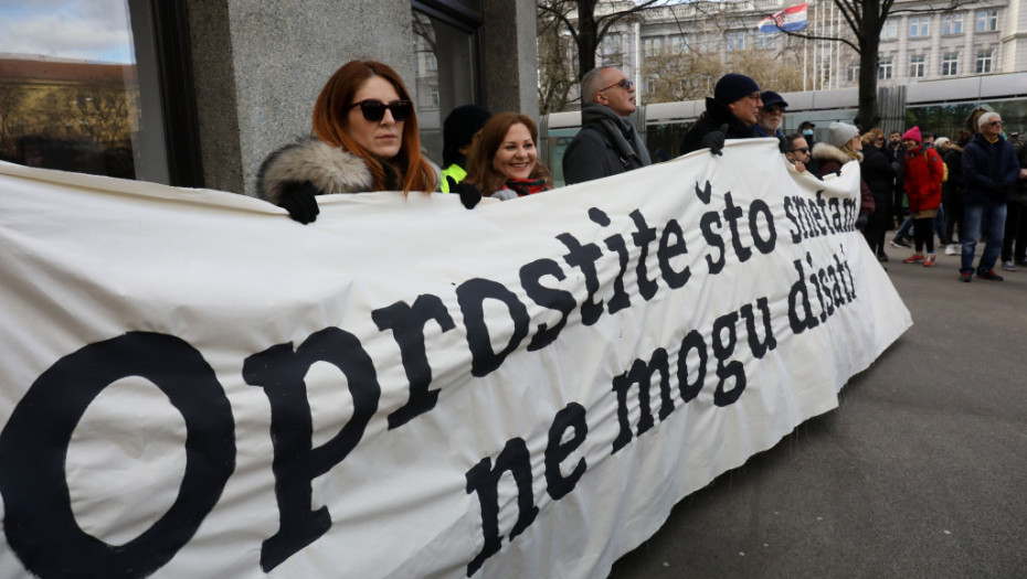 "Oprostite što smetam, ne mogu da dišem": Protest u Zagrebu zbog smrti novinara i "sistema koji ga je ubio"