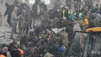 "Zgrade su padale, prijatelji su mi pod ruševinama, pokušavamo da dopremo do njih": Bolne ispovesti preživelih iz Turske