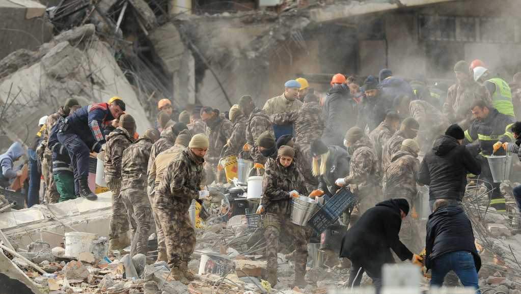 "Pomozite, zatrpan sam": Vapaj za pomoć građana Turske širi se mrežama, više od 2.470 ljudi izvučeno iz ruševina