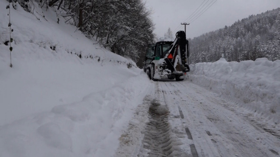 Jug Srbije "okovan" snegom: U Crnoj Travi neprohodno 90 odsto puteva, pojedina sela bez struje