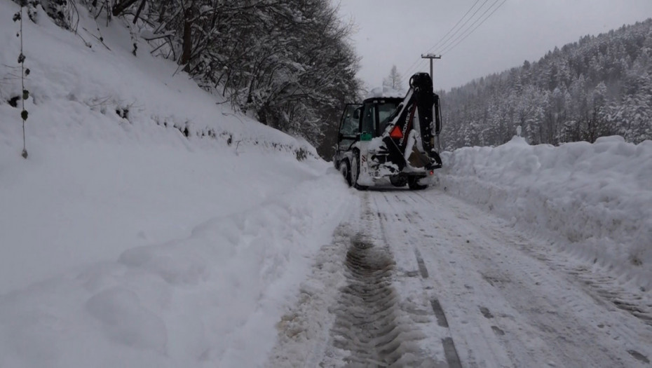 Jug Srbije "okovan" snegom: U Crnoj Travi neprohodno 90 odsto puteva, pojedina sela bez struje