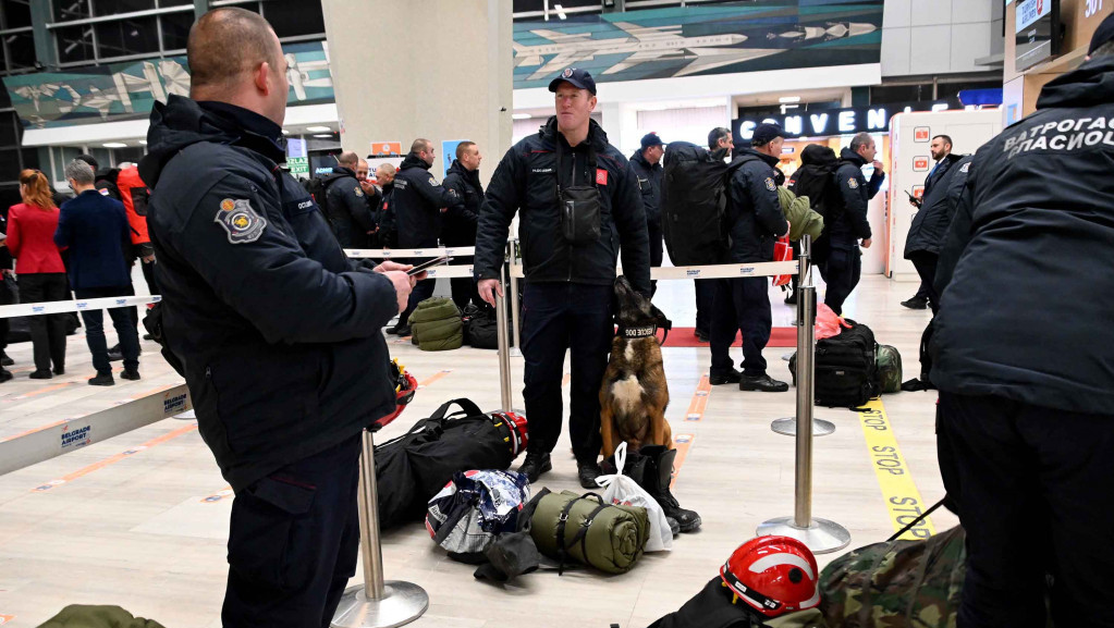 Spasilački timovi iz Srbije krenuli u Tursku, građani ih na aerodromu ispratili aplauzima (VIDEO)