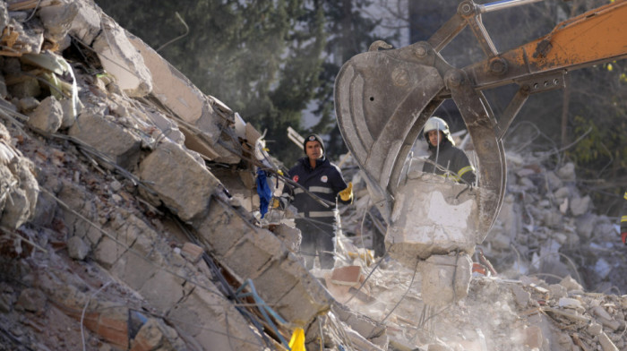 Neizvesnost i strah, porušeni objekti, akcije spasavanja: Fotografije katastrofe iz Turske i Sirije koje su obišle svet