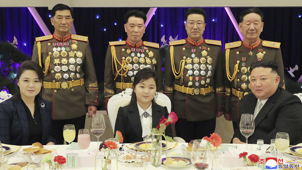 Javno pojavljivanje ćerke Kim Džong Una na banketu s vojskom: Veruje se da "poštovana" i "voljena" ima devet godina
