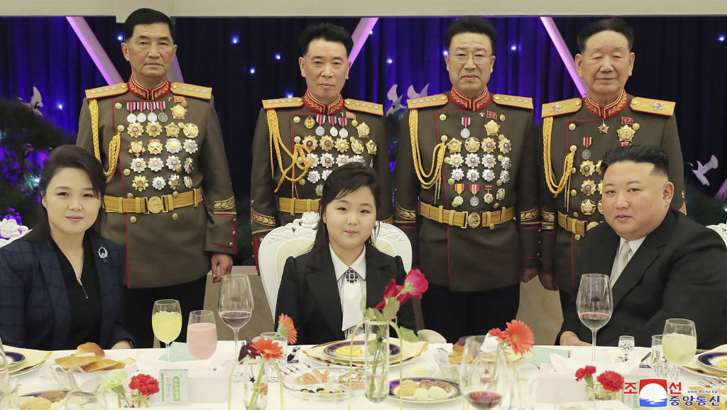 Javno pojavljivanje ćerke Kim Džong Una na banketu s vojskom: Veruje se da "poštovana" i "voljena" ima devet godina