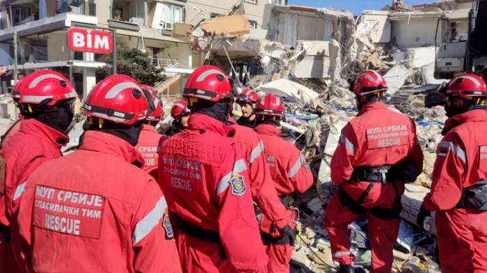 Spasioci u akciji u Turskoj: Iz ruševina izvučena žena koju je locirao tim iz Srbije