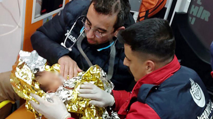 Beba stara deset dana sa majkom spasena iz ruševina u Turskoj