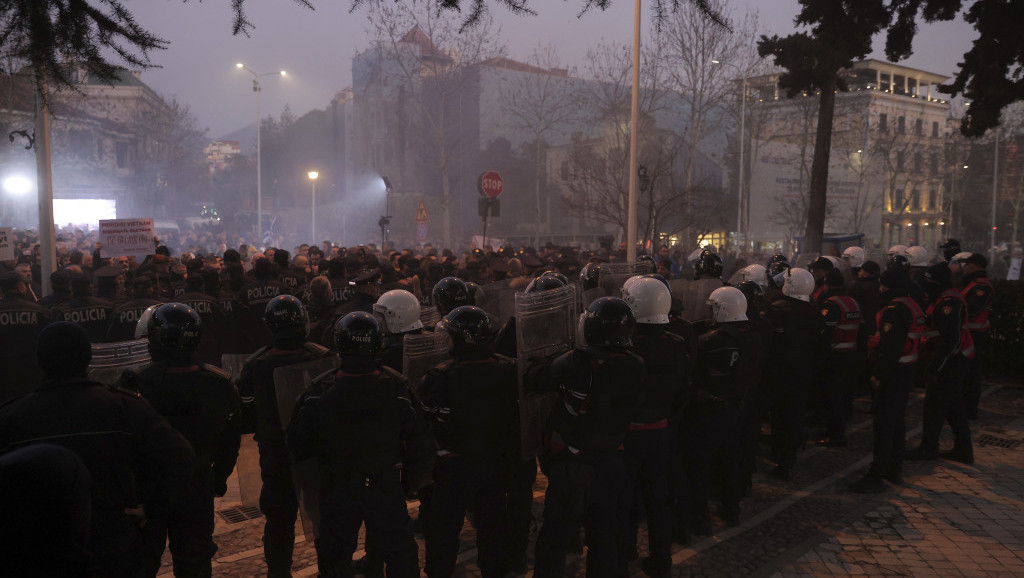 Sukob demonstranata i policije ispred parlamenta u Tirani