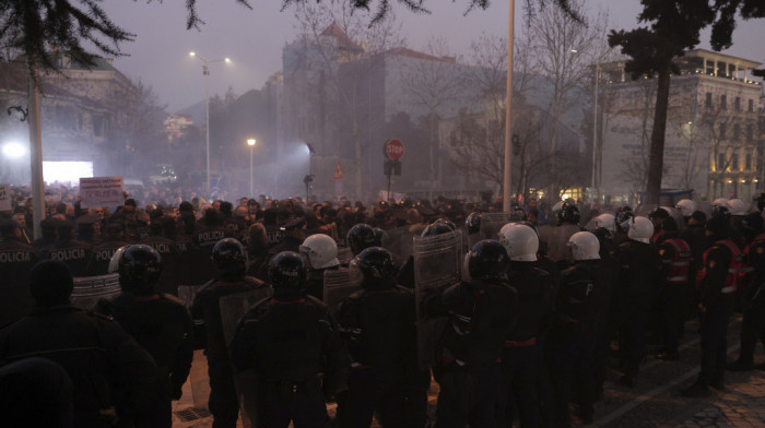 Sukob demonstranata i policije ispred parlamenta u Tirani