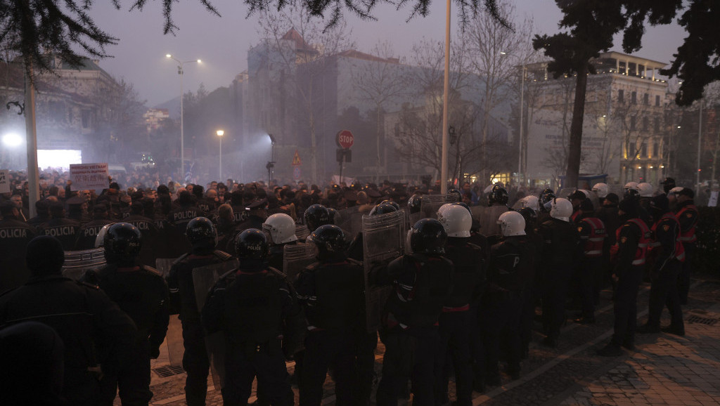 Sukob demonstranata i policije ispred parlamenta u Tirani