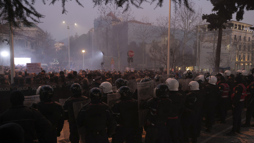 Sukob demonstranata i policije ispred parlamenta u Tirani