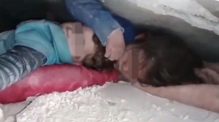 Prizor koji je obišao svet: Sestra štitila mlađeg brata 22 sata ispod ruševina posle zemljotresa u Siriji