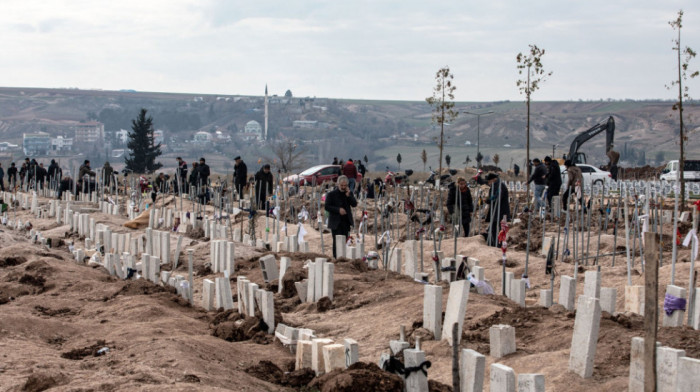 Nema mesta za pokop stradalih u zemljotresu: Masovne grobnice niču oko turskih gradova