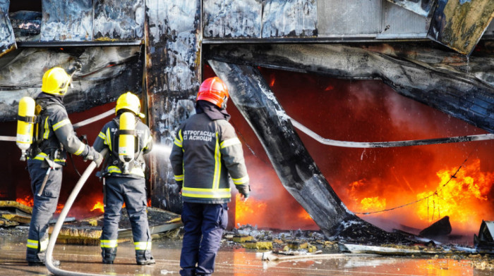 Vatrogasci lokalizovali požar u magacinu u Galenici (FOTO)