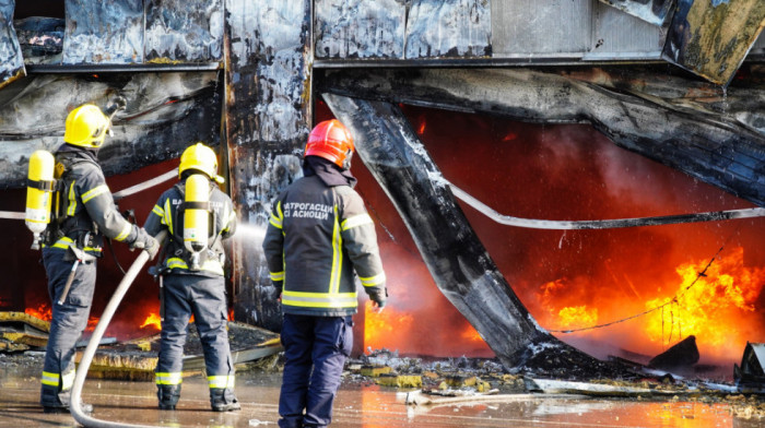 Vatrogasci lokalizovali požar u magacinu u Galenici (FOTO)