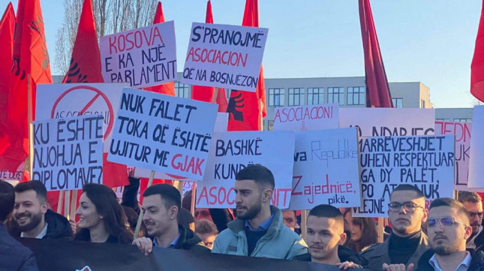 Protest albanskih studenata u Prištini protiv ZSO