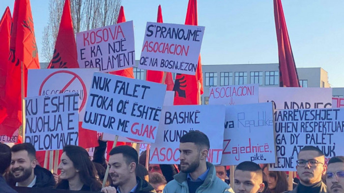 Protest albanskih studenata u Prištini protiv ZSO