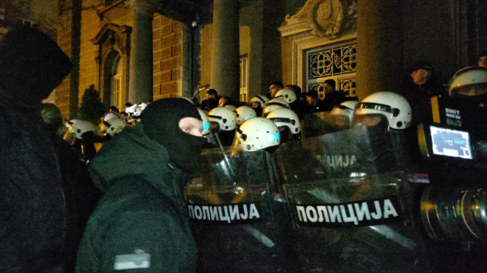 Incident na skupu u Beogradu: Maskirani ultradesničari srušili ograde, policija čuvala ulaz u Predsedništvo