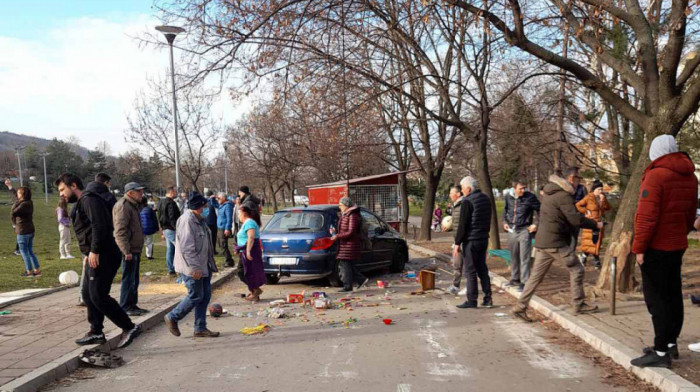 Za dlaku izbegnuta tragedija u Mirijevu: Vozilo se sjurilo niz padinu u parku i udarilo u kućicu za kokice