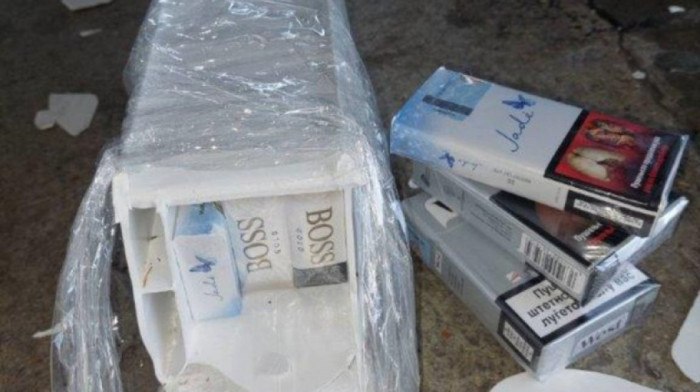 Carinici otkrili 149 paklica cigareta u prozorskom okviru