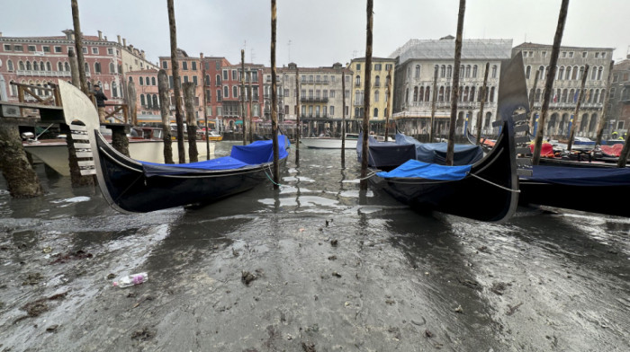 Presušili venecijanski kanali, nekada romantične gondole zaglibljene u blatu (FOTO)