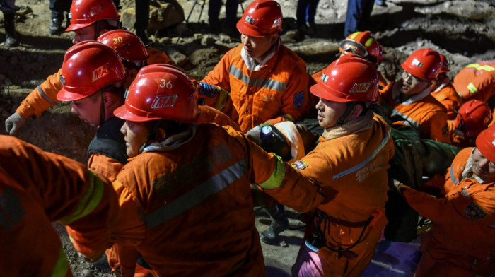 Najmanje dve osobe poginule, 50 zatrpano u nesreći u rudniku u Kini