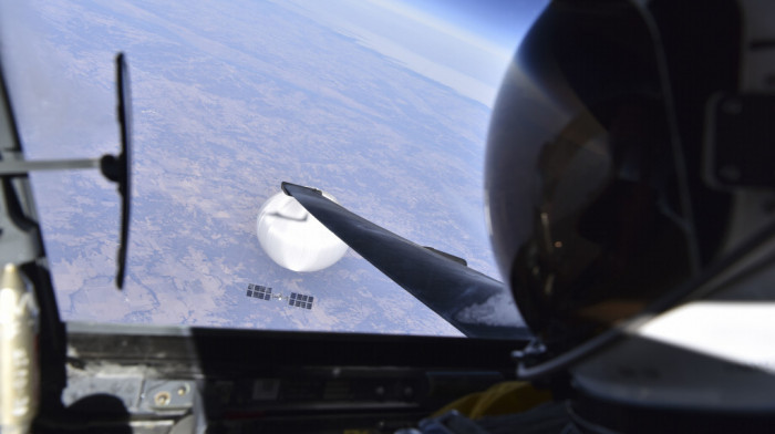 Pentagon objavio fotografiju: Američki pilot snimio selfi s kineskim balonom u vazduhu