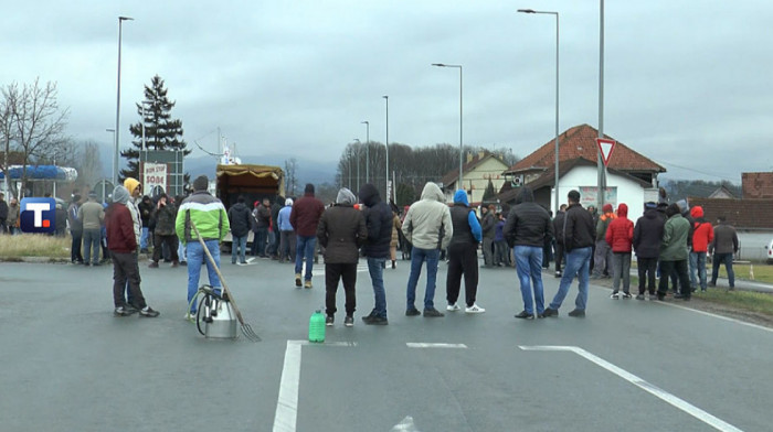 Novi protest proizvođača mleka: Blokirali Ibarsku magistralu u Mrčajevcima i most kod Šapca