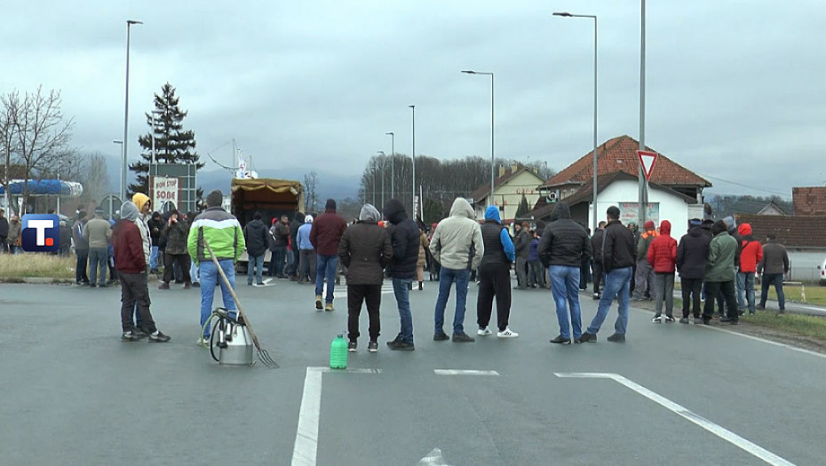 Novi protest proizvođača mleka: Blokirali Ibarsku magistralu u Mrčajevcima i most kod Šapca