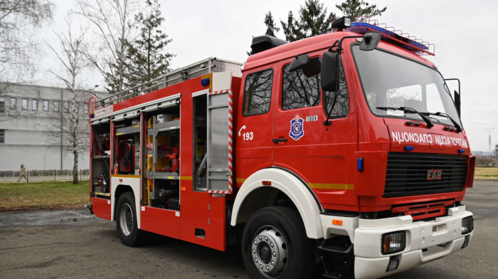 Izbio požar u kampu za azilante u Krnjači, povređen vatrogasac