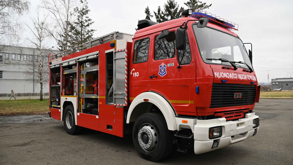Izbio požar u kampu za azilante u Krnjači, povređen vatrogasac
