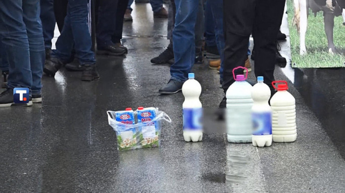 Mlekari protestuju peti dan, blokade u Mrčajevcima i na deonici Čačak-Kraljevo
