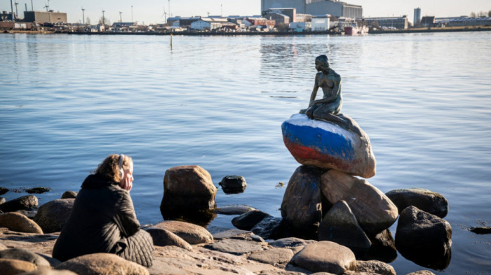 Statua Male sirene na meti vandala: Atrakcija Kopenhagena oslikana u bojama ruske zastave