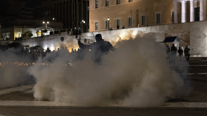 Incidenti na protestu u Atini zbog železničke nesreće, policija upotrebila suzavac