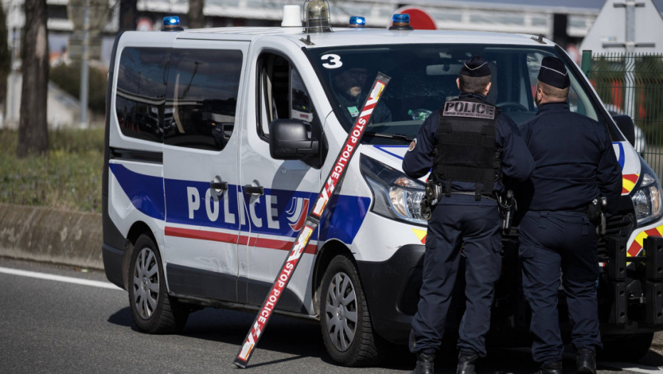 Francuska policija u gradu Bulonju na Lamanšu ranila muškarca koji je mahao noževima i vikao “Alah akbar”