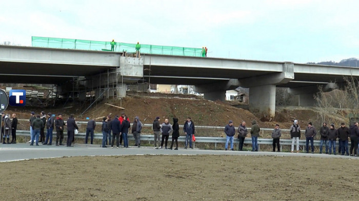 Meštani Pakovraća nezadovoljni eksproprijacijom blokirali uključenje na auto-put Miloš Veliki