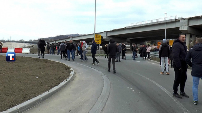 Meštani nezadovoljni eksproprijacijom blokirali kružni tok u Pakovraću na putu Čačak-Požega