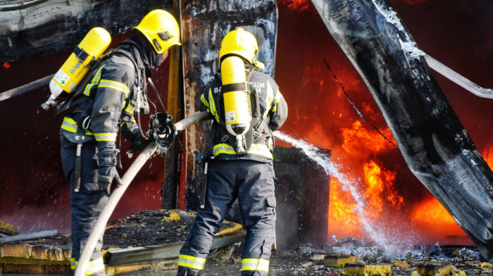 Požar kod tržnog centra u Somboru, zapalilo se nisko rastinje