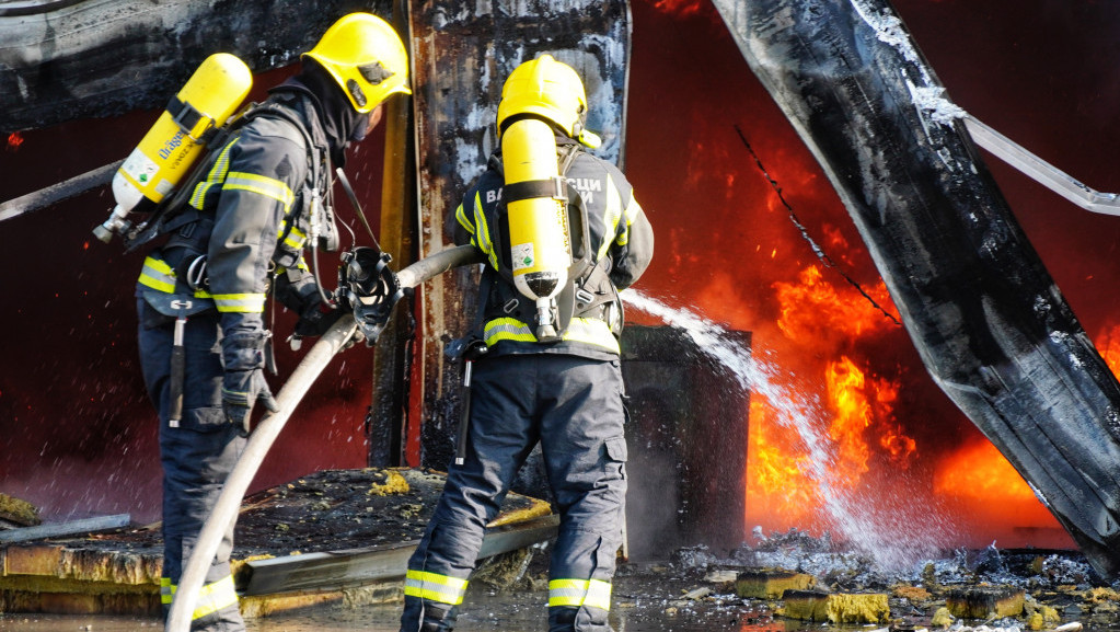 Požar kod tržnog centra u Somboru, zapalilo se nisko rastinje